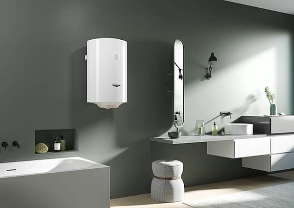 Водонагрівач Ariston PRO1 R ABS 50 V SLIM у ванній кімнаті