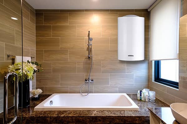 Бойлер Ariston ARI 200 VERT 560 THER MO EU у ванній кімнаті