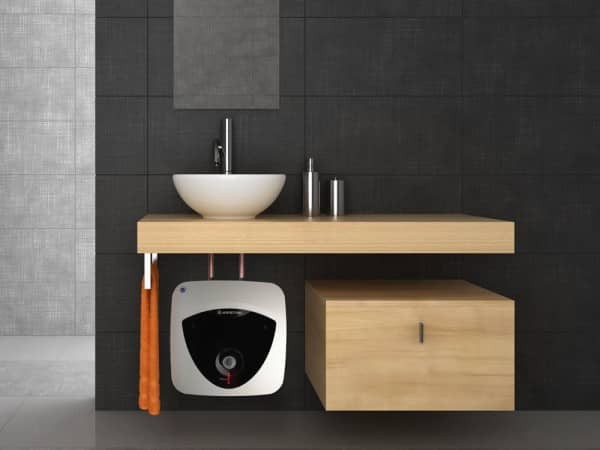 Бойлер Ariston ANDRIS LUX ECO 15 PL EU під мийкою у ванній кімнаті