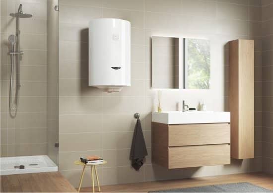 Бойлер Ariston PRO1 R ABS 50 V SLIM в інтер'єрі ванної кімнати