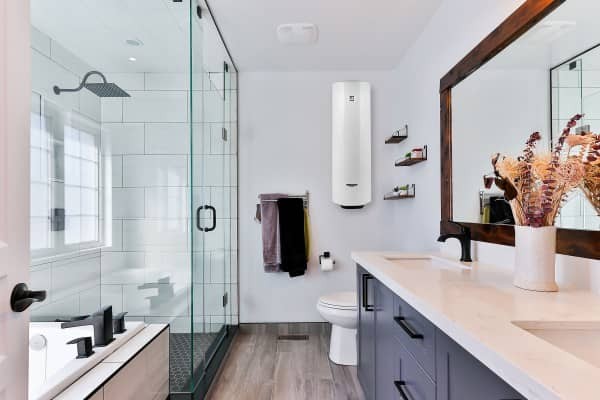 Бойлер Ariston PRO1 R ABS 80 V SLIM в интерьере ванной комнаты