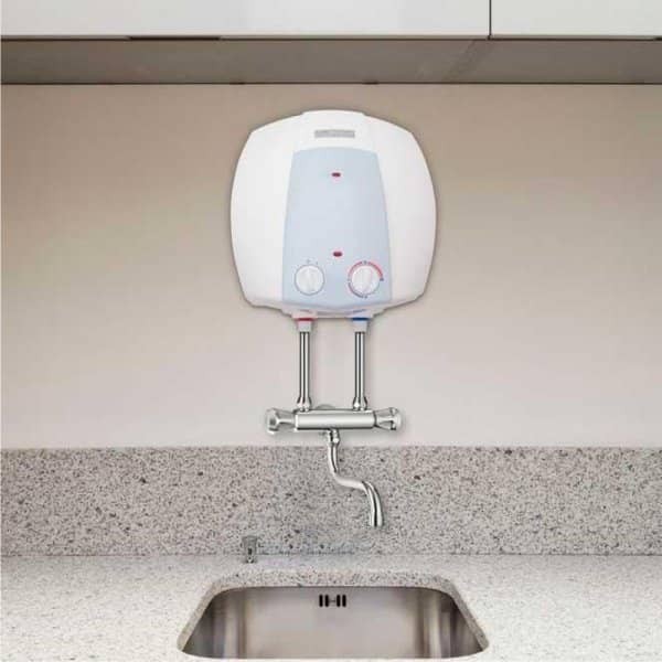 Бойлер Bosch Tronic 2000 T 15 над мийкою в кухні