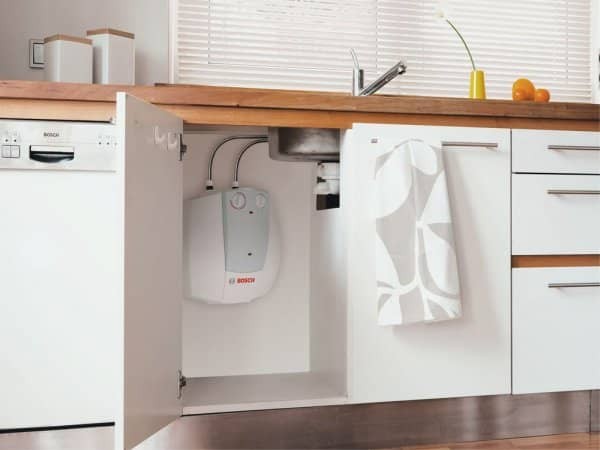 Бойлер BOSCH Tronic 2000 B 15 під мийкою на кухні