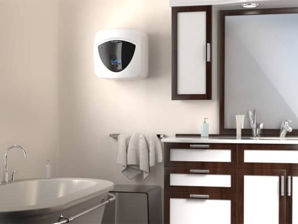 Бойлер Ariston ANDRIS LUX ECO 15 над мийкою в інтер'єрі ванної кімнати