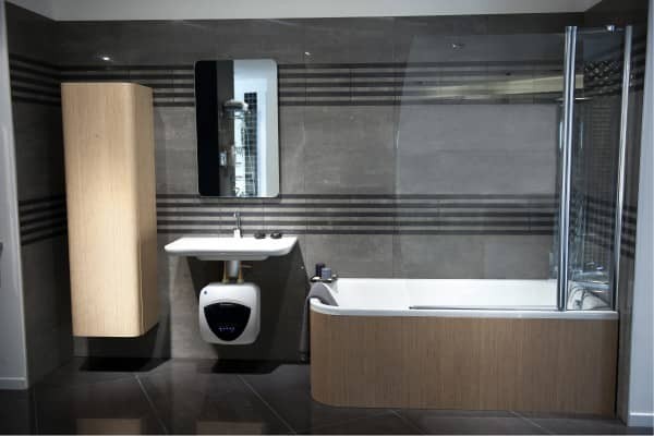 Водонагреватель Ariston ANDRIS LUX ECO 15 PL EU под раковиной в ванной комнате