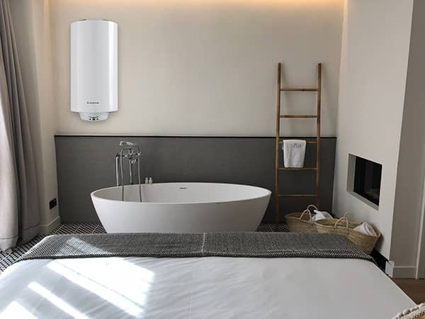 Бойлер Ariston PRO ECO 80 V 1,8K DRY HE у ванній кімнаті